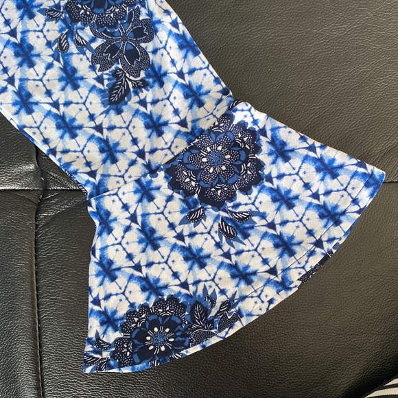 OLSEN Europe women’s top size US 12 white & blue & black floral flared sleeves - Picture 5 of 9